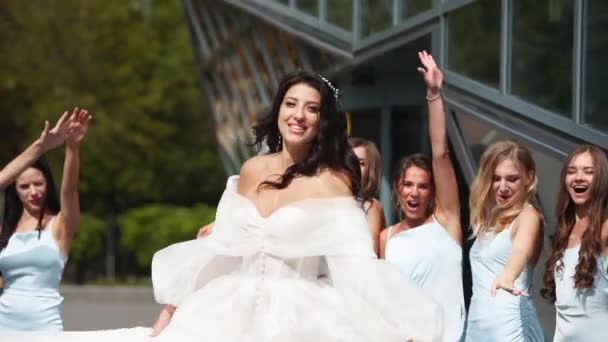 Hübsche Braut Langem Luftigem Schleier Weißes Kleid Dessen Stoff Hochzeitstag — Stockvideo