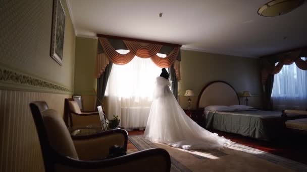Elegantes Weißes Luxushochzeitskleid Auf Einer Schaufensterpuppe Einem Bräutelzimmer — Stockvideo