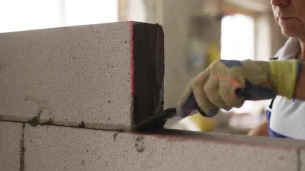 Bricklayer Brengt Lijmlijm Aan Autoclaaf Beluchte Betonblokken Met Gekerfde Troffel — Stockvideo