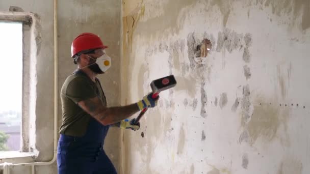 Bauunternehmer Zertrümmert Betonwand Mit Vorschlaghammer Zur Umgestaltung Mann Macht Manuelle — Stockvideo