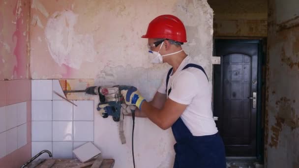 Wykonawca Zdejmuje Płytki Ceramiczne Skierowane Ściany Robotnik Wykonujący Prace Demontażowe — Wideo stockowe
