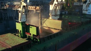 Deniz limanındaki deniz tahıl asansöründe yük ambarına buğday havası yükleniyor. Buğday, terminal limanındaki gövde vasıtasıyla ambardan gövdeye dökülüyor. Tarım ürünlerinin nakliyesi.