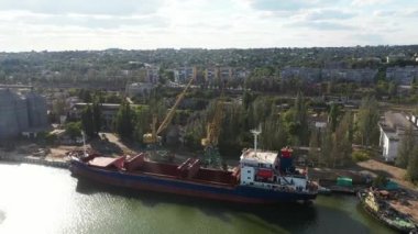 Konteynırdan kargo ambarına yapılan tahıl transferi. Denizdeki bir vinçte çift kepçe midye kabuğu tutuşu. Su taşıyan çöp kamyonlarından buğday sevkiyatı. Mal taşımacılığı.