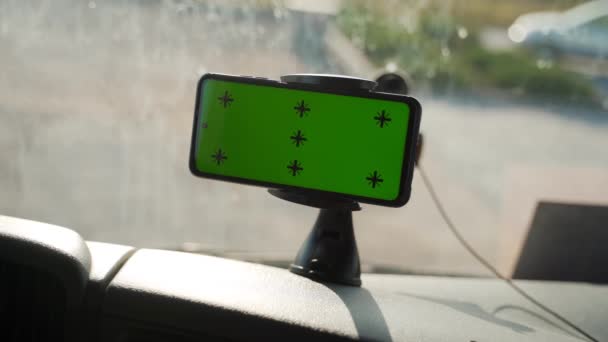 Nahaufnahme Des Smartphones Innenraum Des Autos Mit Grünem Bildschirm Und — Stockvideo