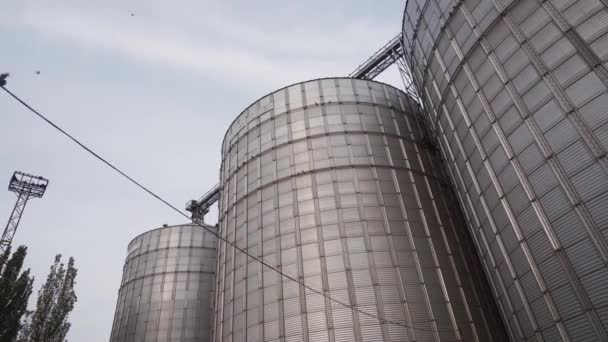 2021 09年乌克兰Mariupol Ukrtransagro Llc 现代谷物升降机终端在海港 谷物干燥 处理复杂筒仓的金属罐和输送机 小麦装运 运输设施 — 图库视频影像