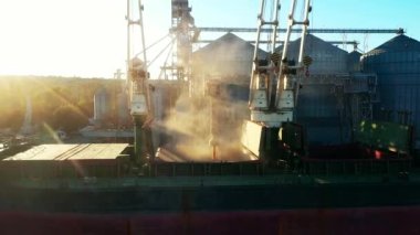 2021-06-09 Mariupol, Ukrayna. Ukrtransagro LLC. Limandaki deniz tahıl asansöründeki yük ambarına tahıl havası yükleniyor. Buğday sevkiyatı, liman terminalindeki bir sandıktan büyük bir gemiye.