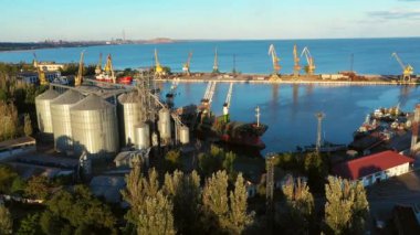 2021-06-09 Mariupol, Ukrayna. Ukrtransagro LLC. Limandaki deniz tahıl asansöründeki yük ambarına tahıl havası yükleniyor. Buğday sevkiyatı, liman terminalindeki bir sandıktan büyük bir gemiye.