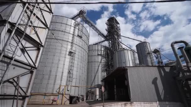 2021 09ウクライナのマリウポリ Ukrtransagro Llc 海港の近代的な穀物エレベーターターミナル 金属タンクや穀物乾燥のコンベア 複雑なサイロを処理します 小麦の出荷 輸送施設 — ストック動画