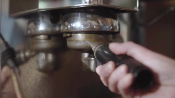Sertleştiğinde Tutucu Kahve Grubuna Yerleştirilir Boğazı Içerir — Stok video