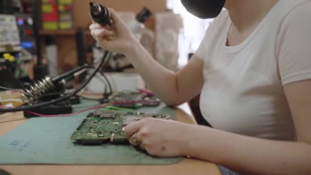 Die Mitarbeiterin Eines Elektronischen Reparaturzentrums Repariert Elektronische Platinen Und Lötet — Stockvideo