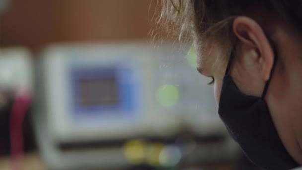 Žena Ochranné Masce Analyzuje Elektrické Signály Osciloskopu Laboratorní Diagnostika Elektronických — Stock video