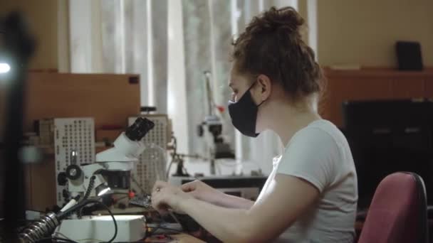 Arbeiterin Einem Service Center Mit Mikroskop Und Elektronischer Schalttafel Mädchen — Stockvideo