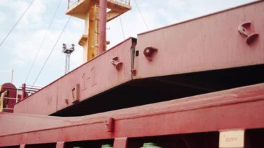 Ürünleri yükledikten sonra, limandaki tahıl terminalinde yük ambarlarının kapatılması. Tarım ürünleri taşımacılığı, dünya gıda tedarik zinciri.