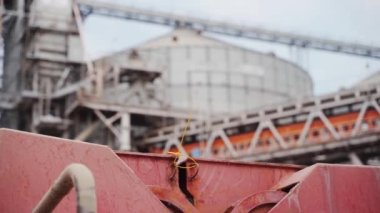 Sarı koruyucu kurşun mühür, limandaki deniz tahıl terminalindeki buğday gemisindeki kargo ambarlarını güvenle kilitlemek için takıldı. Lojistik kaşifi nakil için konteyner kapısını kilitledi.