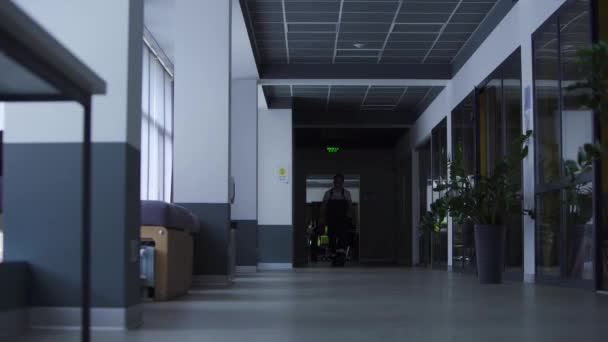 Elektrikçi Ofiste Işık Tamiri Yapıyor Usta Elektrikle Işini Bitirir Çilingir — Stok video