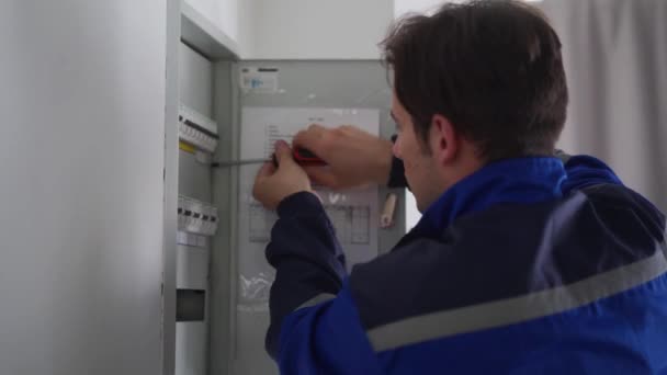 Elettricista Smonta Una Scatola Dei Fusibili Elettrici Master Uniforme Svita — Video Stock