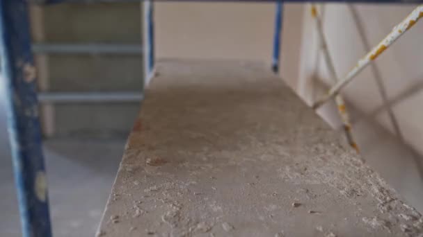 Hands Female Painters Construction Site Puts Paint Tray Scaffolding Repairman — Vídeo de Stock