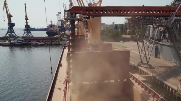 在海港的海运谷物码头向舱载货物集装箱装载谷物 小麦在海港通过树干从筒仓运往散装货船 农业收获商品的运输 — 图库视频影像