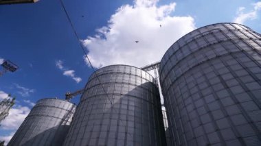 Deniz limanındaki modern tahıl asansörü terminali. Metal tanklar ve tahıl kurutma makineleri limandaki karmaşık siloları idare ediyor. Buğday yükleme, sevkiyat ve ulaşım tesisi.