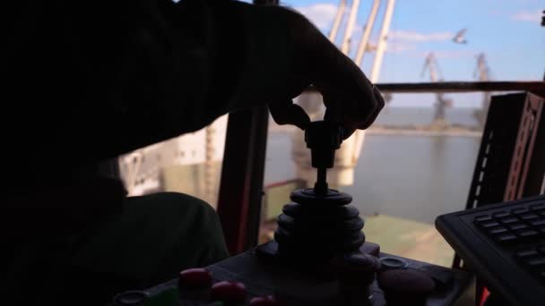 谷物终端操作员小木屋车间的操纵杆由人工控制 船坞中的工人通过移动中继机从筒仓到舱底船 用杠杆控制装载谷物 — 图库视频影像