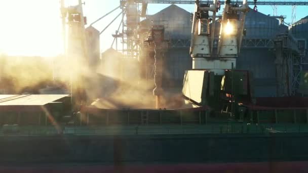 Аерофотозйомка Вище Завантаження Пшениці Бульдозерний Корабель Вантажу Морському Зерновому Елеваторі — стокове відео