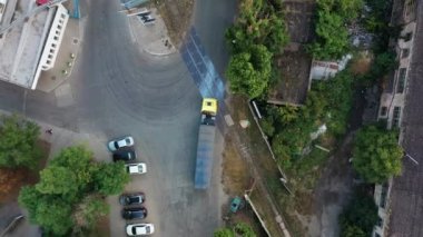 Tahıl kamyonunun ya da tahıl asansörü silolarının endüstriyel alanından geçen çöp kamyonunun üstünden hava görüntüsü. Yol boyunca giden emty body fragmanının üst görüntüsü. Hava aracı helikopter görüntüleri..