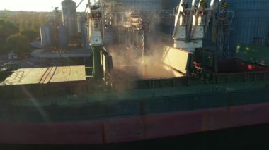 2021-06-09 Mariupol, Ukrayna. Ukrtransagro LLC. Limandaki deniz tahıl asansöründeki yük ambarına tahıl havası yükleniyor. Buğday sevkiyatı, liman terminalindeki bir sandıktan büyük bir gemiye.