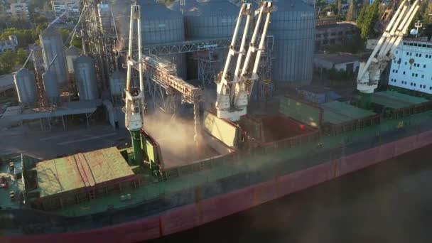 在海港的海上谷物升降机空运小麦到舱载舱载船货 小麦在海港码头通过树干从筒仓运往散装货船 农业商品的运输 — 图库视频影像