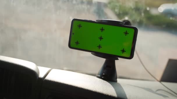 Close Telefone Inteligente Interior Carro Simular Com Tela Verde Pontos — Vídeo de Stock