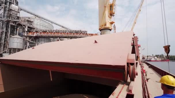 2021 Mariupol Ukraine Ukrtransagro Llc Sailor Opening Cargo Holds Bulker — Stock Video