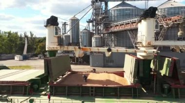 2021-06-09 Mariupol, Ukrayna. Ukrtransagro LLC. Böcek Kontrol Servisi çalışanları bir tahıl gemisinin kargo ambarında dezenfekte yapıyor. Erkekler böcekleri temizlemek için buğdaya dezenfekte tabletleri atar..