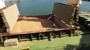 2021-06-09 Mariupol, Ukrayna. Ukrtransagro LLC. Böcek Kontrol Servisi çalışanları bir tahıl gemisinin kargo ambarında dezenfekte yapıyor. Erkekler böcekleri temizlemek için buğdaya dezenfekte tabletleri atar..