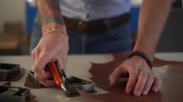 Kožený Řemeslník Pracuje Dílně Mistr Vyrábějící Kožené Výrobky Muž Vyřezává — Stock video