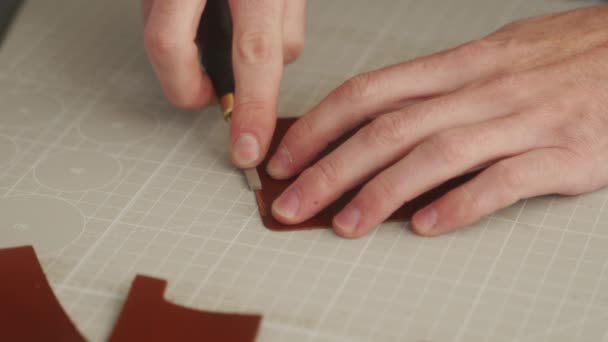 Leather Craftsman Works Workshop Master Making Leather Wallet Man Cuts — Αρχείο Βίντεο