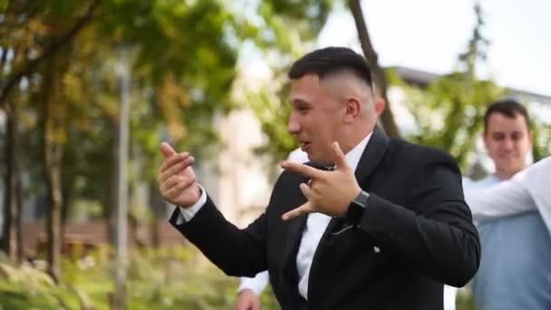 Flexão Noivo Divertindo Andando Com Padrinhos Dia Casamento Feliz Homem — Vídeo de Stock