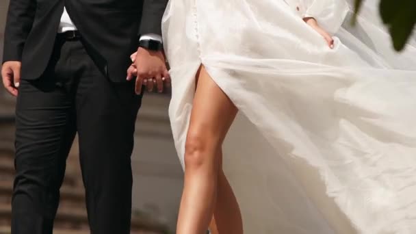 Жених Невеста Спускаются Мраморной Лестнице Внутреннем Дворе Роскошного Особняка Мужчина — стоковое видео