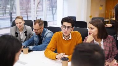 Ofis çalışanları oturup konferans odasında çizelgelerle başlangıç projesini tartışırlar. İş ortakları ekibi görüşmelere başladı. Kurumsal insanlar tartışarak konuşur. Üniversitedeki öğrenciler.