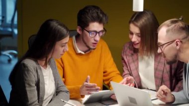 Ofis çalışanları başlangıç projesini konferans odasında çizelgeler, dizüstü bilgisayarlar ve tabletlerle tartıştılar. Şirketler plan, strateji ve mali konuları tartışır. Çalışanlar toplantı için pazarlık yapıyor. Öğrenciler üniversitede konuşuyor