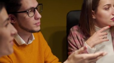 İş adamları müzakere eder, ofiste el sıkışarak başarılı bir anlaşmaya varırlar. Ofis çalışanları projeyi çizelgelerle tartışıyor, tokalaşmayı bitiriyor. Müzakere sözleşmesi imzalayan ortaklar .