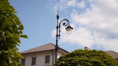 Kırık camlı klasik şehir park lambası. Güneşli bir parkta güneşli bir günde LED lambalı modası geçmiş açık hava feneri..