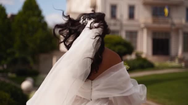 Csinos Menyasszony Hosszú Szellős Fátyolban Elegáns Fehér Ruha Elfut Kamera — Stock videók