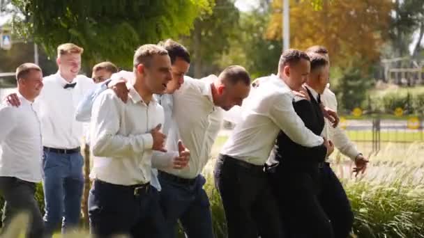 Brudgummen Flexar Och Har Roligt Promenader Med Marskalkar Bröllopsdagen Glad — Stockvideo