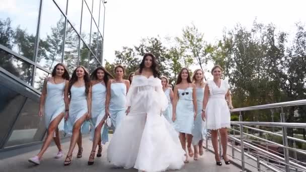 Mooie Bruid Mooie Bruidsmeisjes Lichtblauwe Jurken Lopen Vrolijk Zwaaiende Handen — Stockvideo
