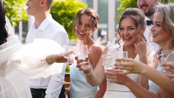 Braut Trinkt Champagner Klirrt Mit Aufgeregten Freunden Und Jubelt Trauzeugen — Stockvideo