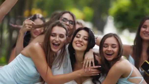 Гарненькі Брадемайстри Ідентичних Синіх Сукнях Бігають Щоб Обійняти Наречену Разом — стокове відео