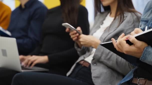 Gente Escucha Presentador Toma Notas Gadgets Cuadernos Sobre Conferencia Reuniones — Vídeos de Stock