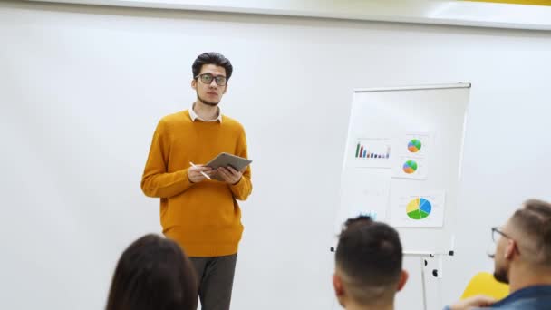 Treinador Treinador Empresário Apresenta Relatório Mostra Diagramas Flip Chart Sala — Vídeo de Stock