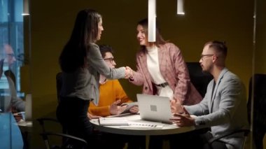 İş adamları müzakere eder, ofiste el sıkışarak başarılı bir anlaşmaya varırlar. Ofis çalışanları projeyi çizelgelerle tartışıyor, tokalaşmayı bitiriyor. Müzakere sözleşmesi imzalayan ortaklar .