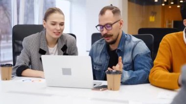Ofis çalışanları oturup konferans odasında çizelgelerle başlangıç projesini tartışırlar. İş ortakları ekibi görüşmelere başladı. Kurumsal insanlar tartışarak konuşur. Üniversitedeki öğrenciler.