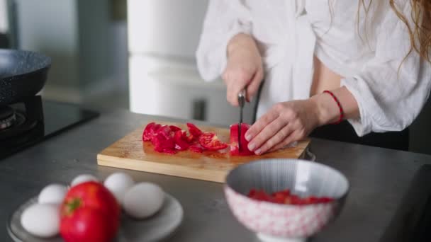 Young Curly Woman Cutting Tomatos Chopping Board Make Omelette Pan — Stock Video